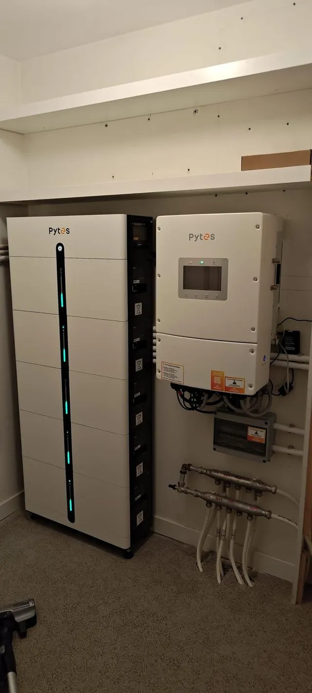 Echte installatie: Pytes thuisbatterij met omvormer, strak gemonteerd