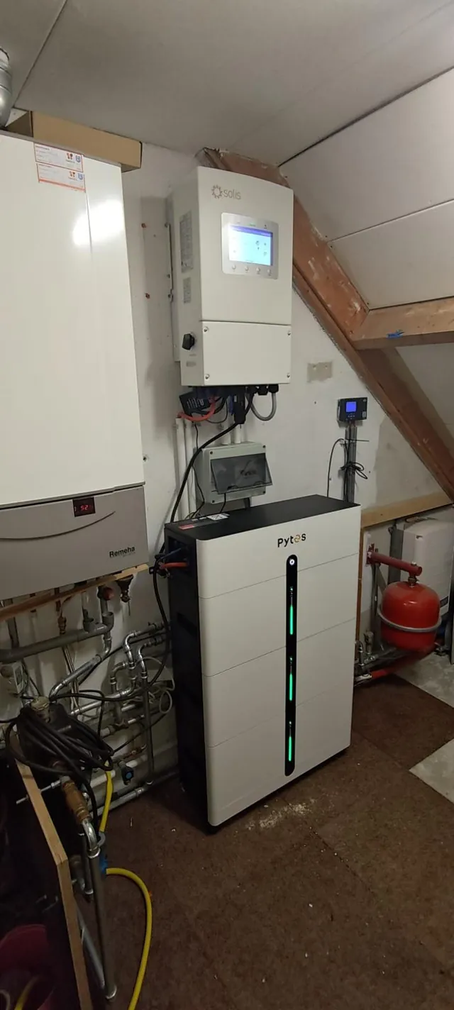 Echte installatie onder een trap in een bijkeuken of technische ruimte