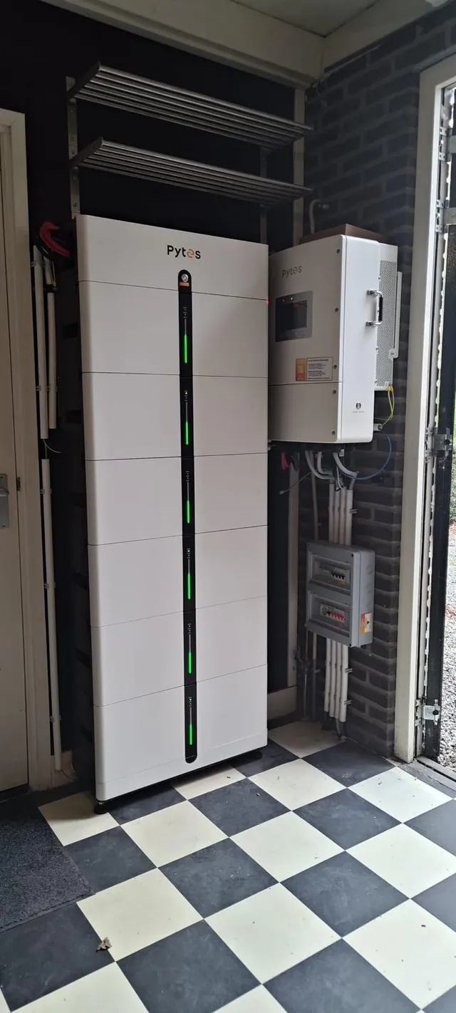 Echte dubbele Pytes-installatie in een garage met zwart betegelde wand
