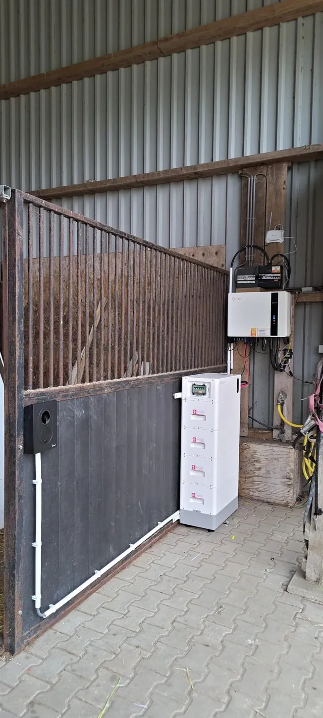 Echte thuisbatterij-installatie in een schuur of bijgebouw