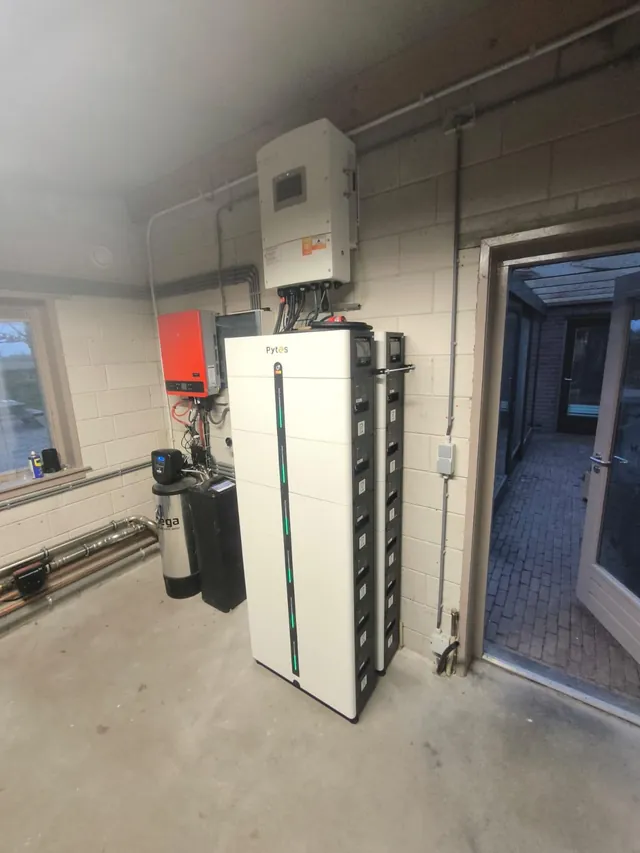 Echte installatie: Pytes thuisbatterij en omvormer netjes weggewerkt in de bijkeuken